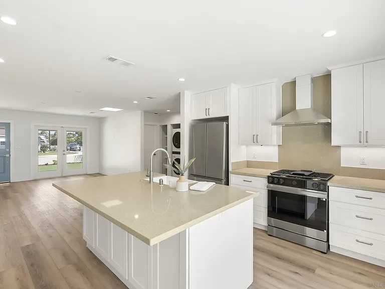 291 Ebony Ave — Photo 12