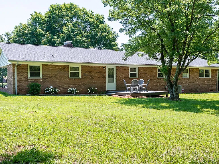 320 Broken Saddle Ln — Photo 24