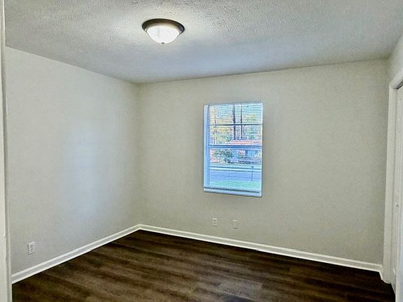 4th image of 902 Post Oak Dr