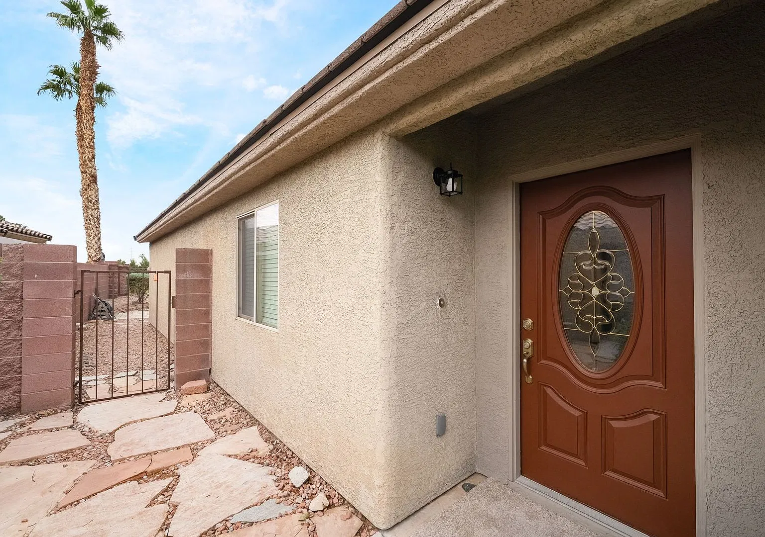 Charming 3-Bedroom Home with Golf Course Views — Photo 3