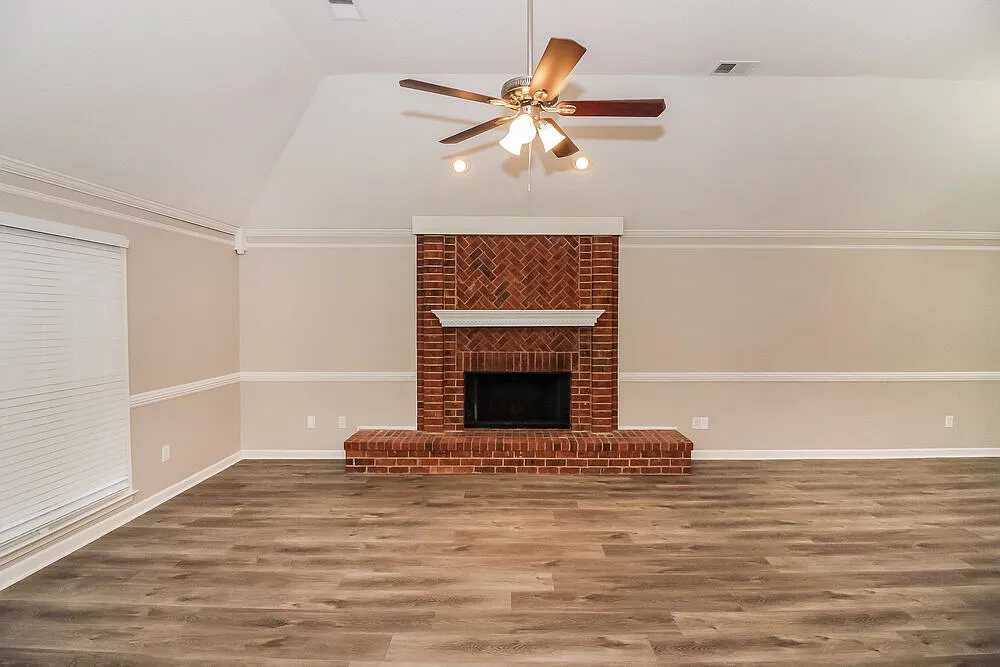 3 bed, 2.0 bath, 1885 sqft, $2,045 — Photo 4