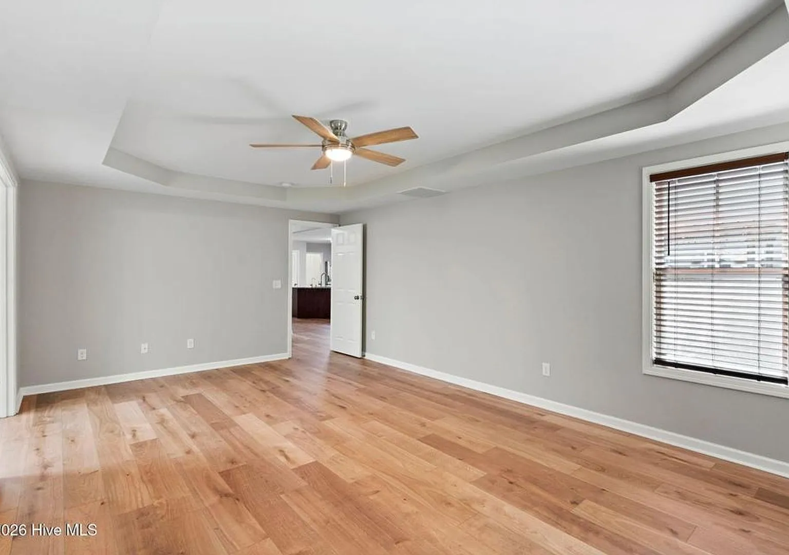 Beautiful 5 bedroom 3.5 bath home in The Park at Willowick — Photo 4