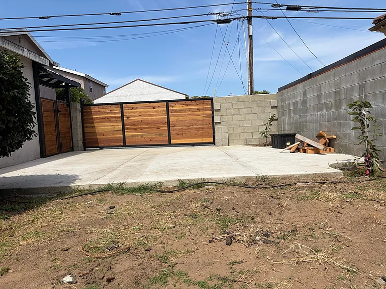 2415 Cabrillo Ave — Photo 2