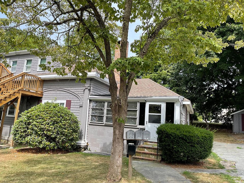 The front yard of the apartment