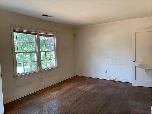 3rd image of 336 Old Clay St