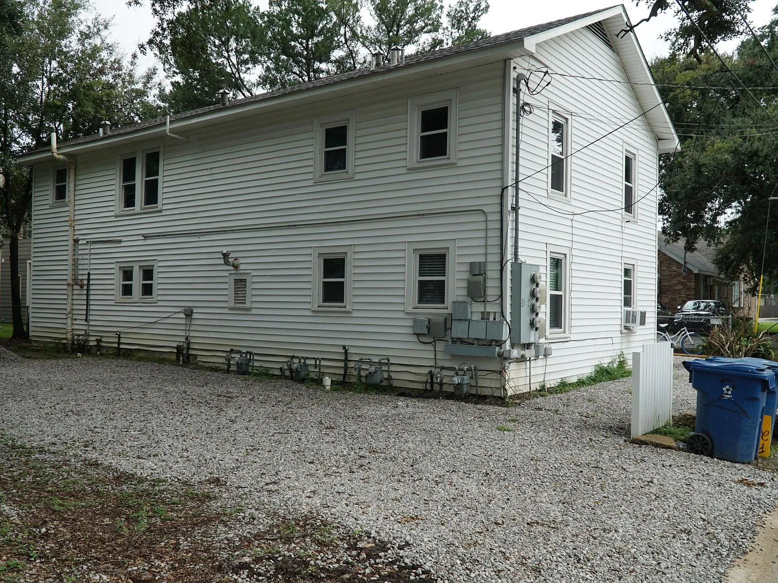 411 W Taft St — Photo 2