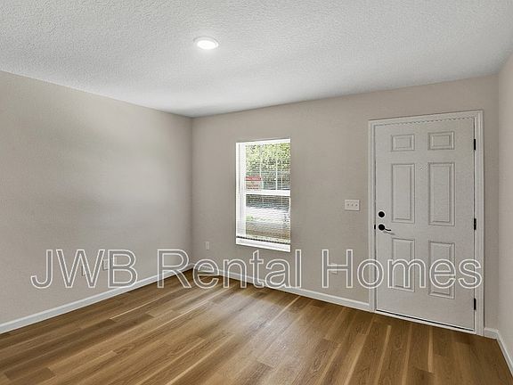4th image of 2047 Prospect St