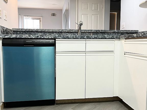 5th image of 1484 Westgate Dr