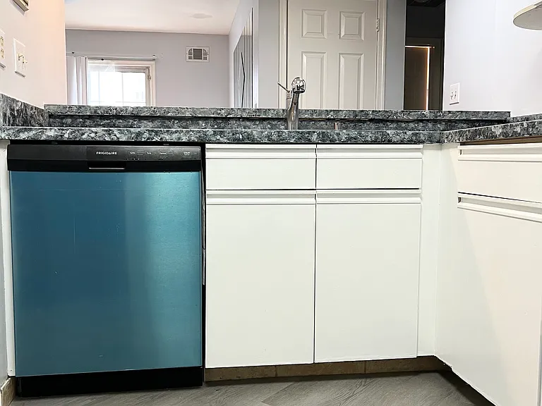 1484 Westgate Dr — Photo 5