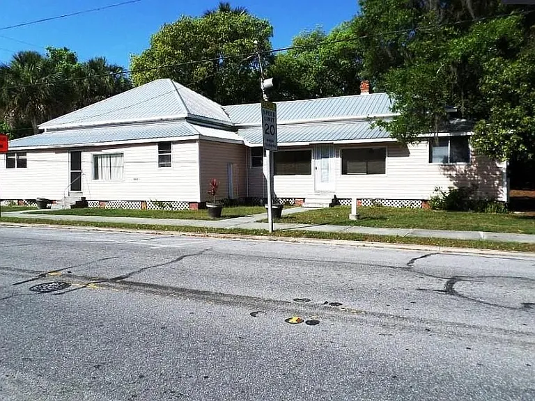 20805 Chestnut St — Photo 1