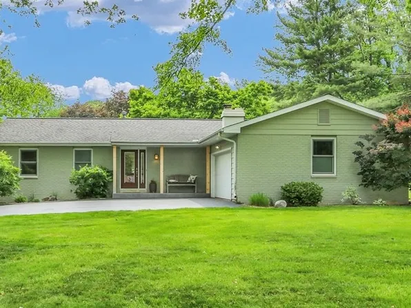 1104 Parkview Dr, Mahomet, IL 61853