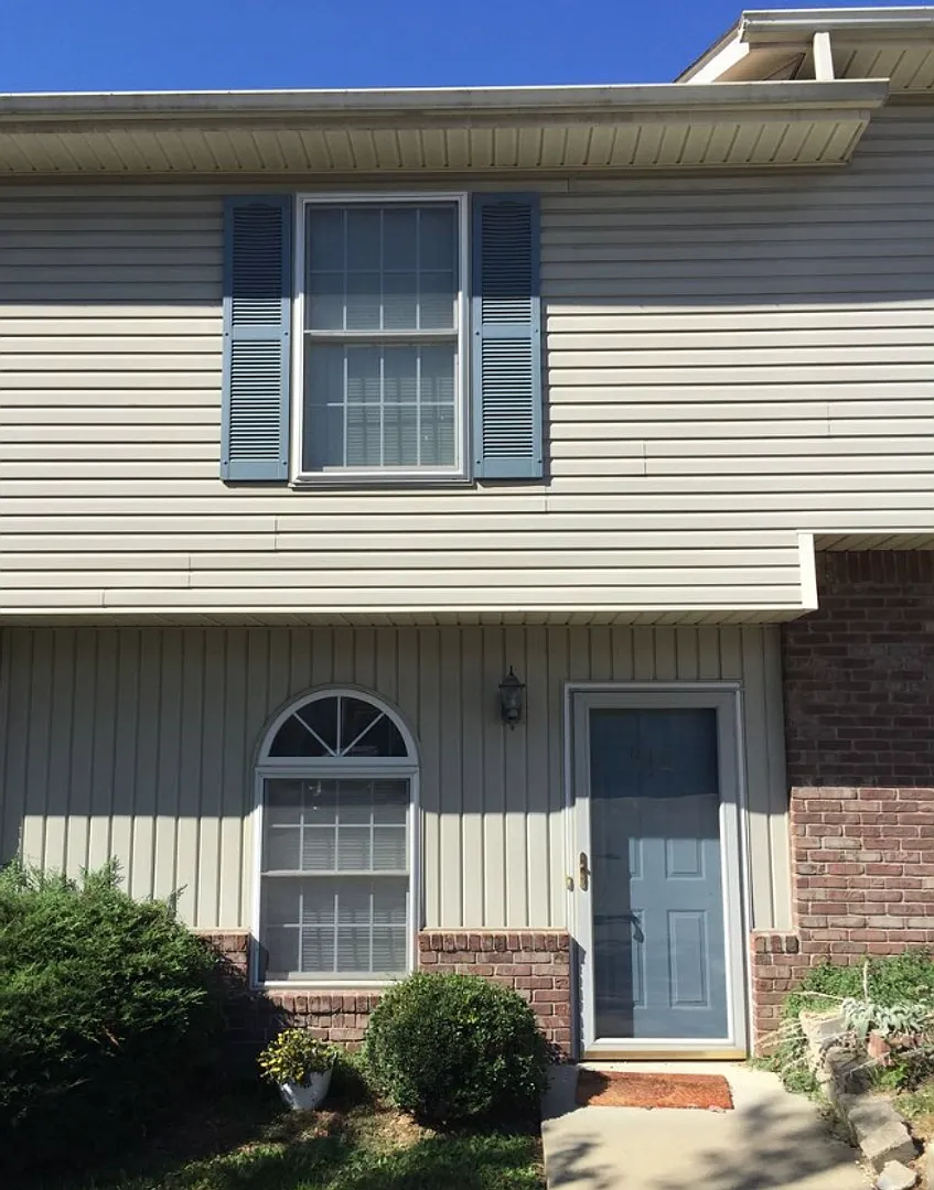 817 Sherwood Hills — Photo 1