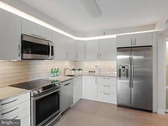 3rd image of 3713 George Mason Dr #515