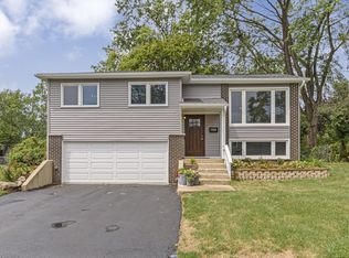 7728 Knotty Pine Ct, Woodridge, IL