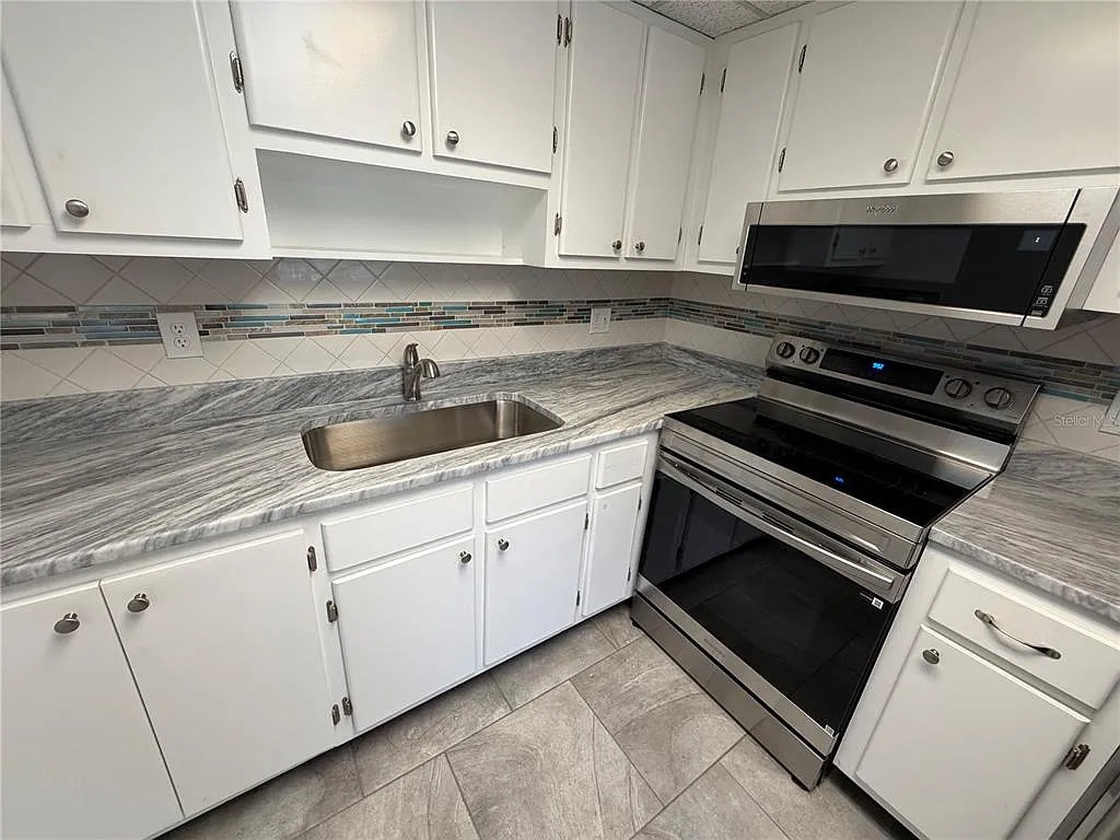 2 bed, 1.0 bath, 874 sqft, $1,600 — Photo 4