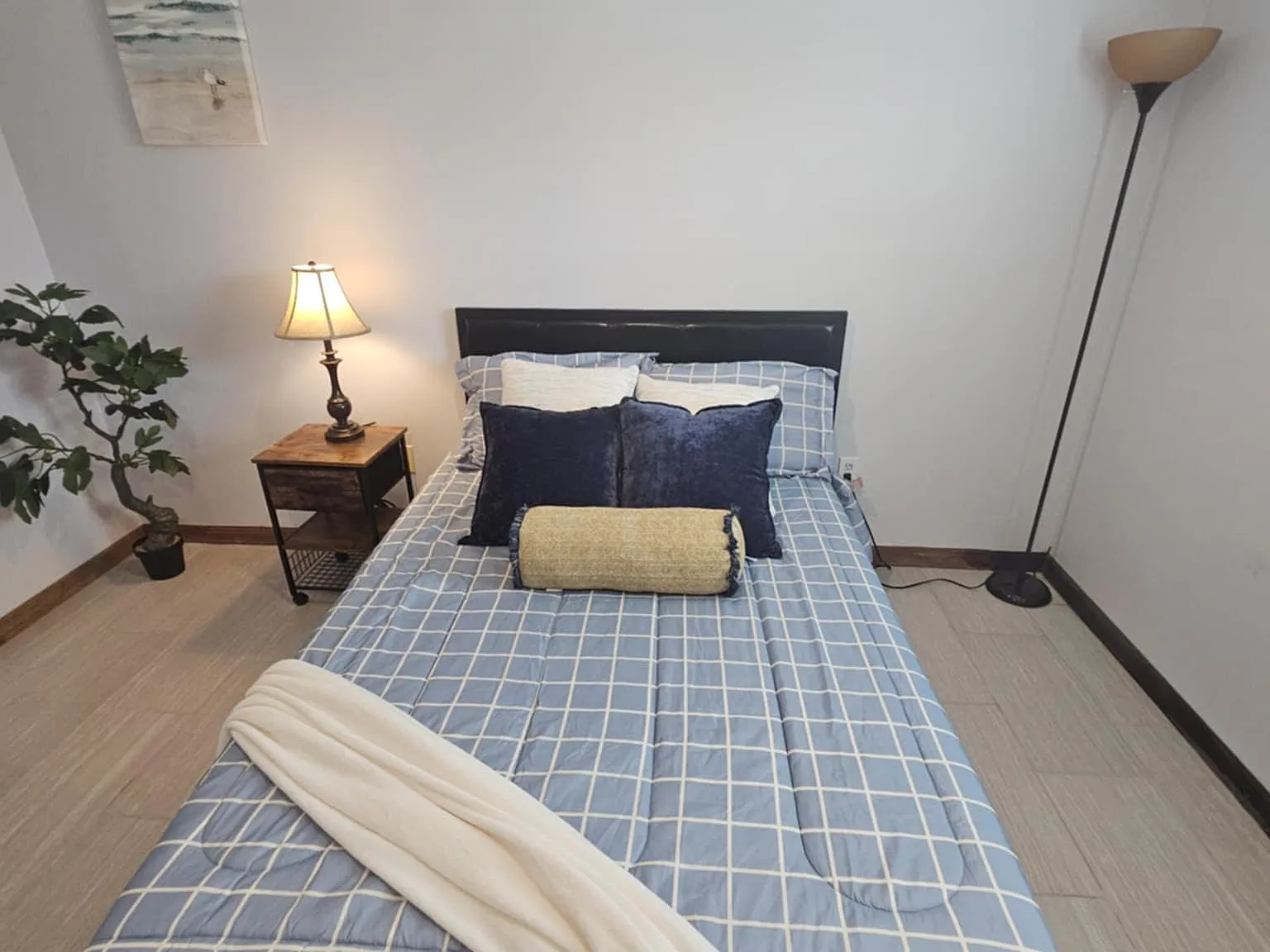 4 bed, 3.0 bath, 2450 sqft, $888 — Photo 1