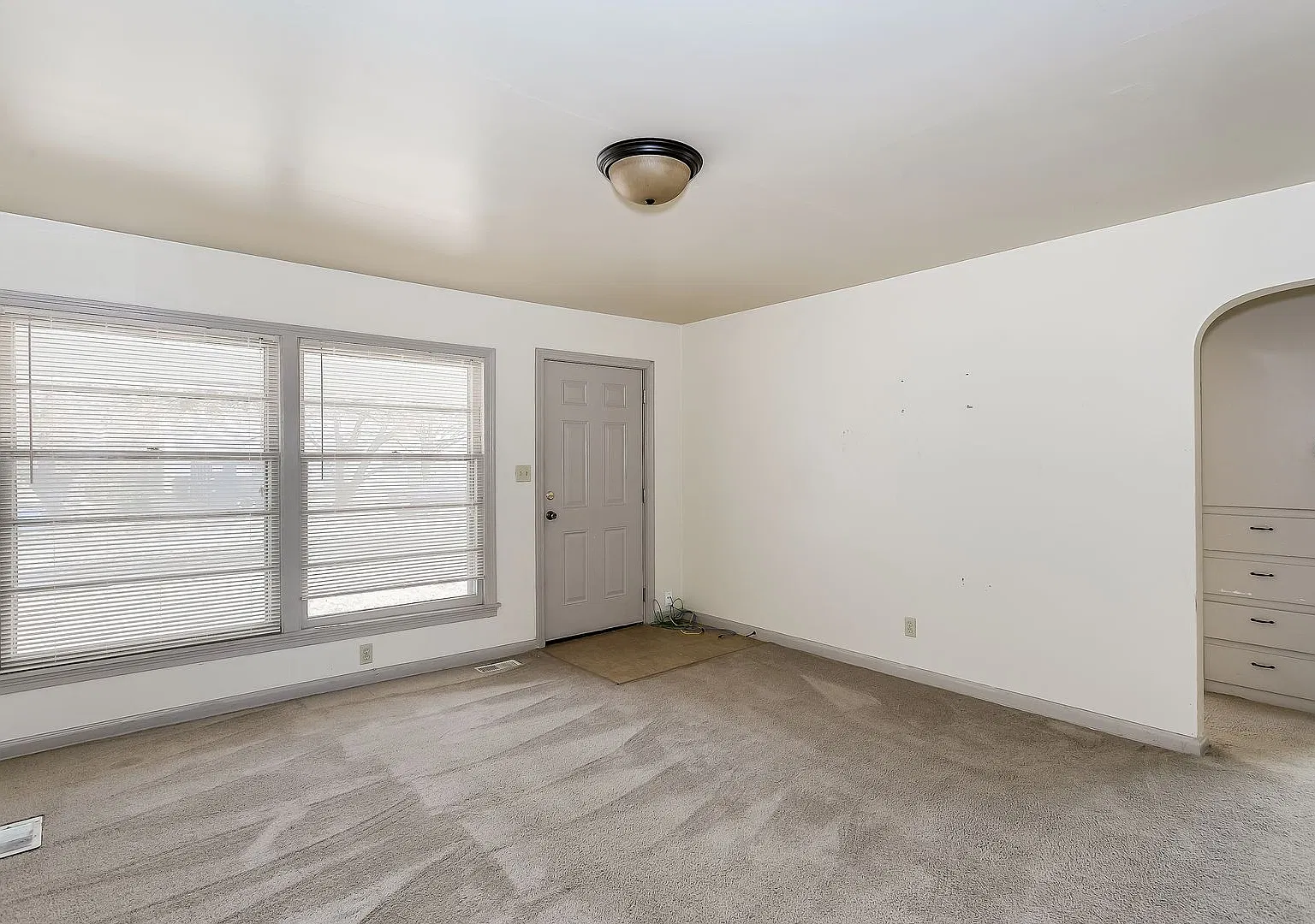 Charming 2 Bedroom with Attached Garage! — Photo 2