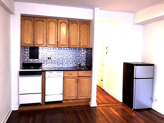 3rd image of 312 E 42nd St #402