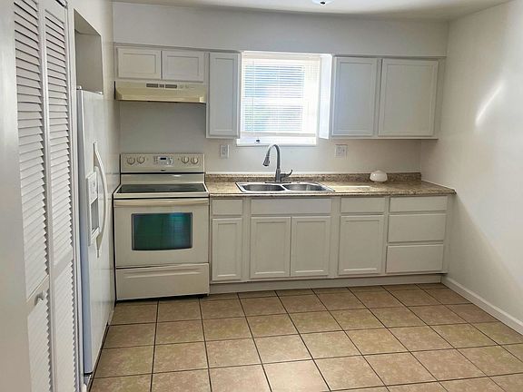 3rd image of 306 Elmwood Dr APT 1