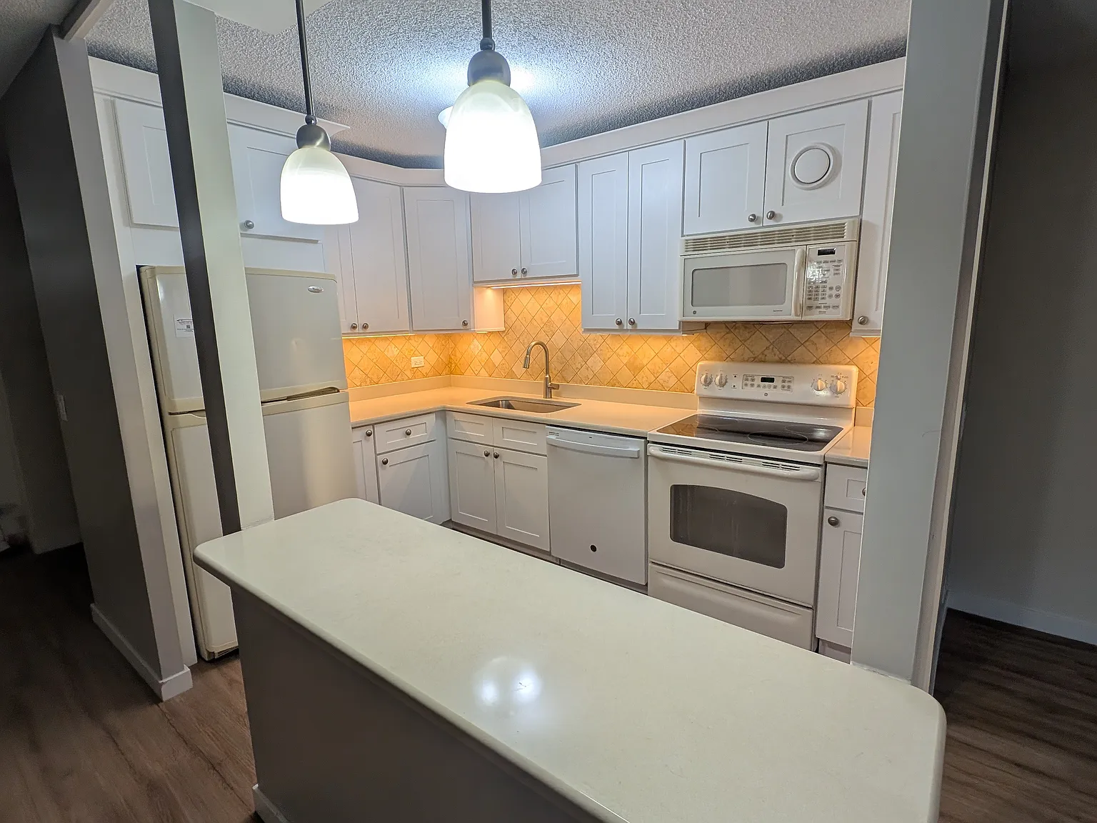 1 bed, 900 sqft, $2,100 — Photo 2