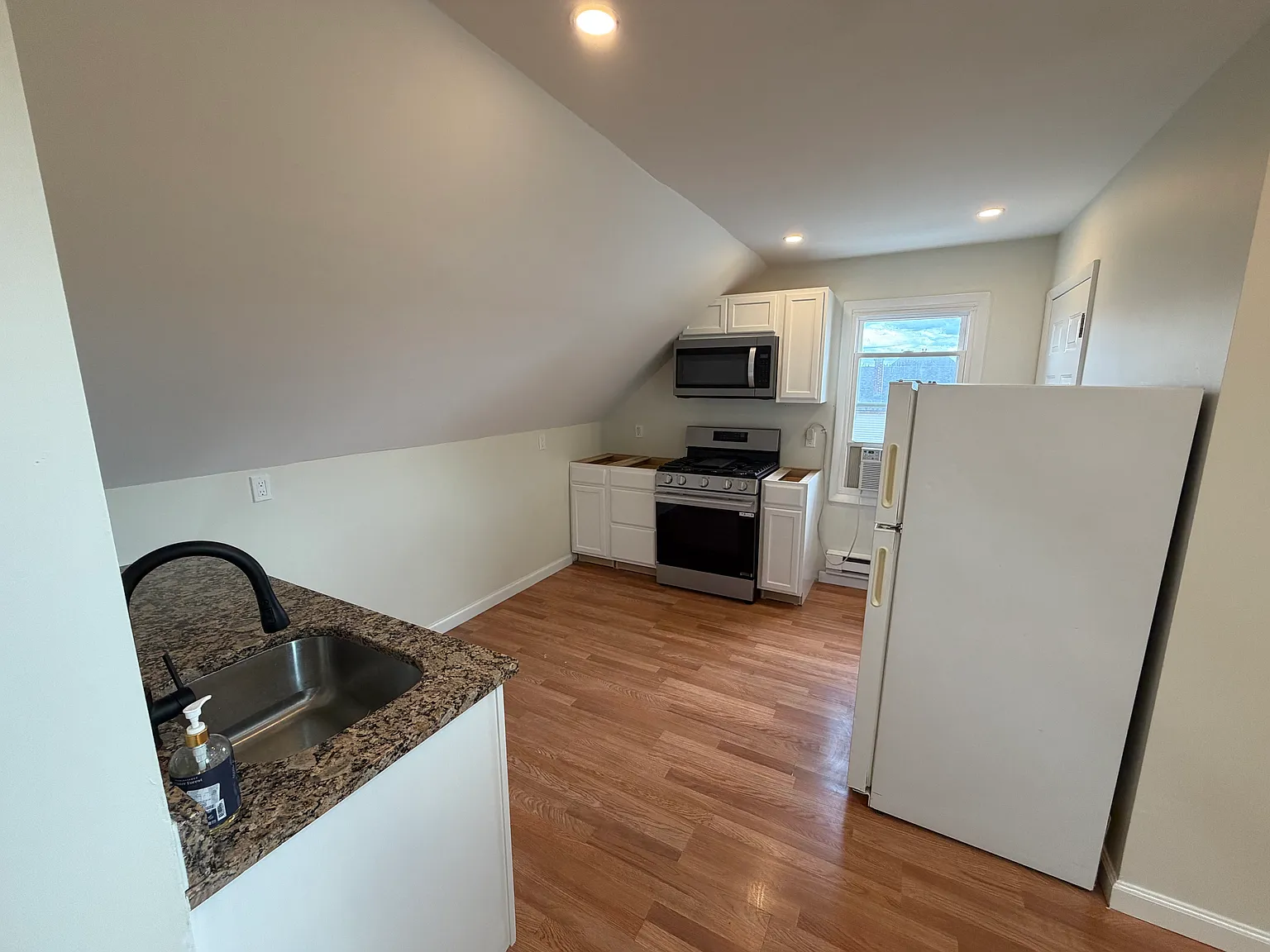 68-70 Beardsley Park Ter — Photo 2
