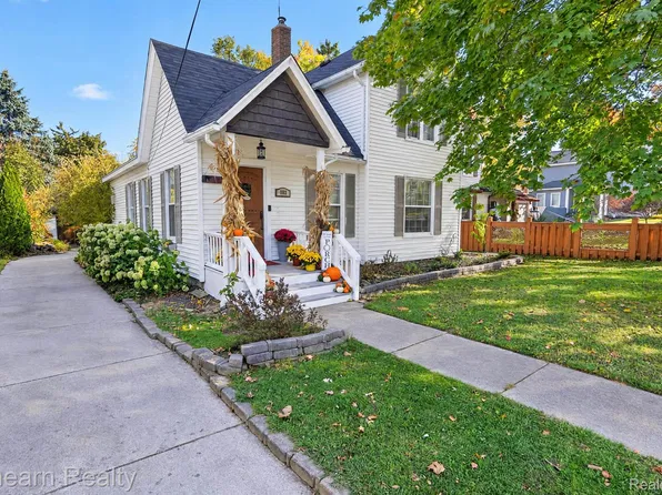 703 S Leroy St, Fenton, MI 48430