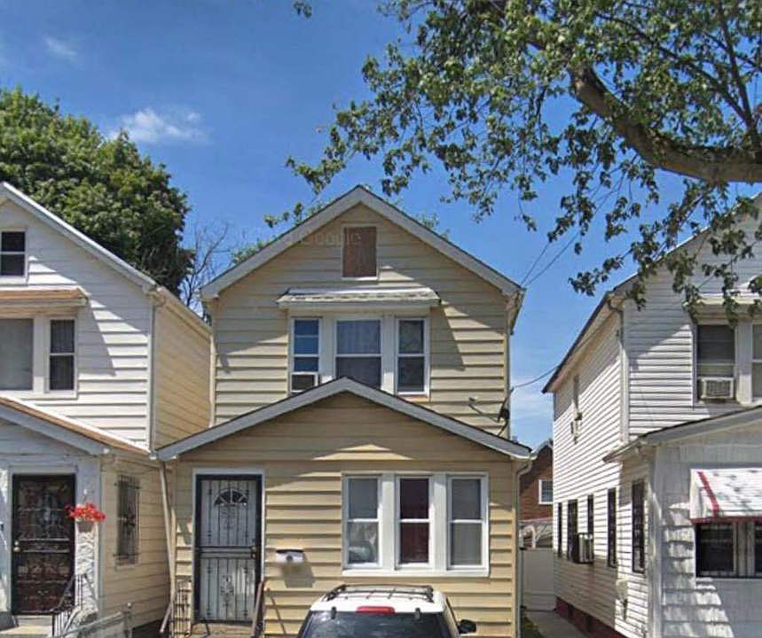 1st image of 11624 142nd St