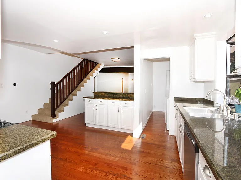 1609 Capistrano Ave — Photo 5