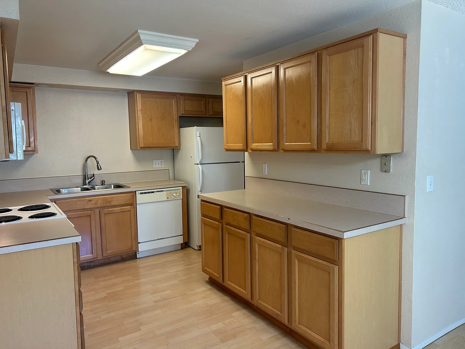 3 bed, 1180 sqft, $1,900 — Photo 2