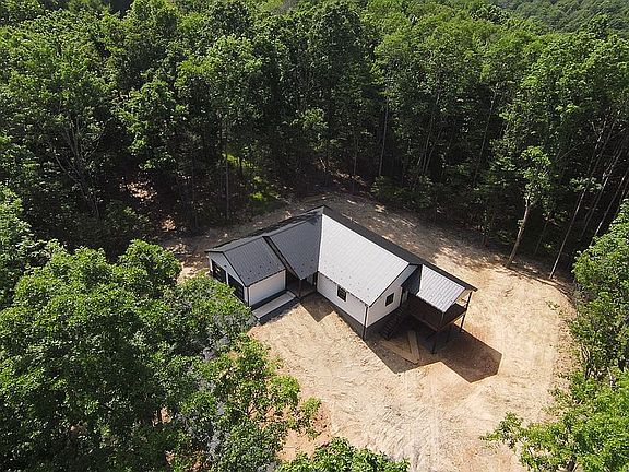 5th image of 128 Hemlock Ridge Rd
