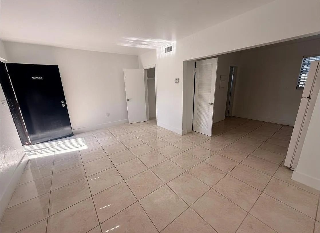 3701 NW 24th Ave - 7 — Photo 3