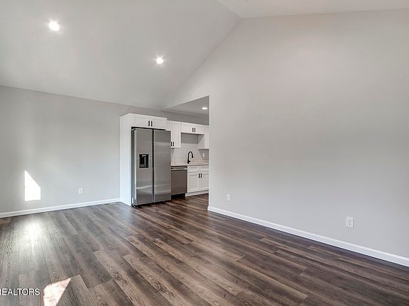 5th image of 917 Washington Ave