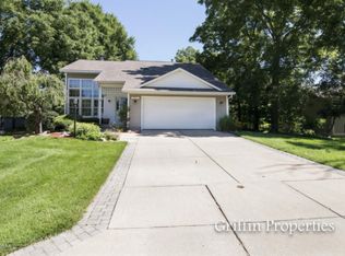 717 Georgia Ct NE, Grand Rapids, MI 49525
