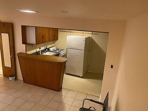 2nd image of 819 Cortland Ave