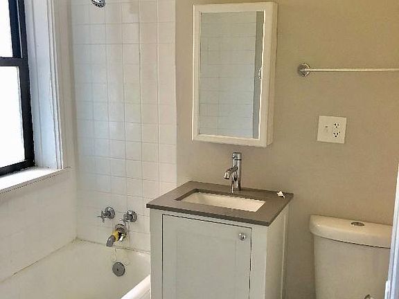 4th image of 1355 1/2 W Touhy Ave APT 3W
