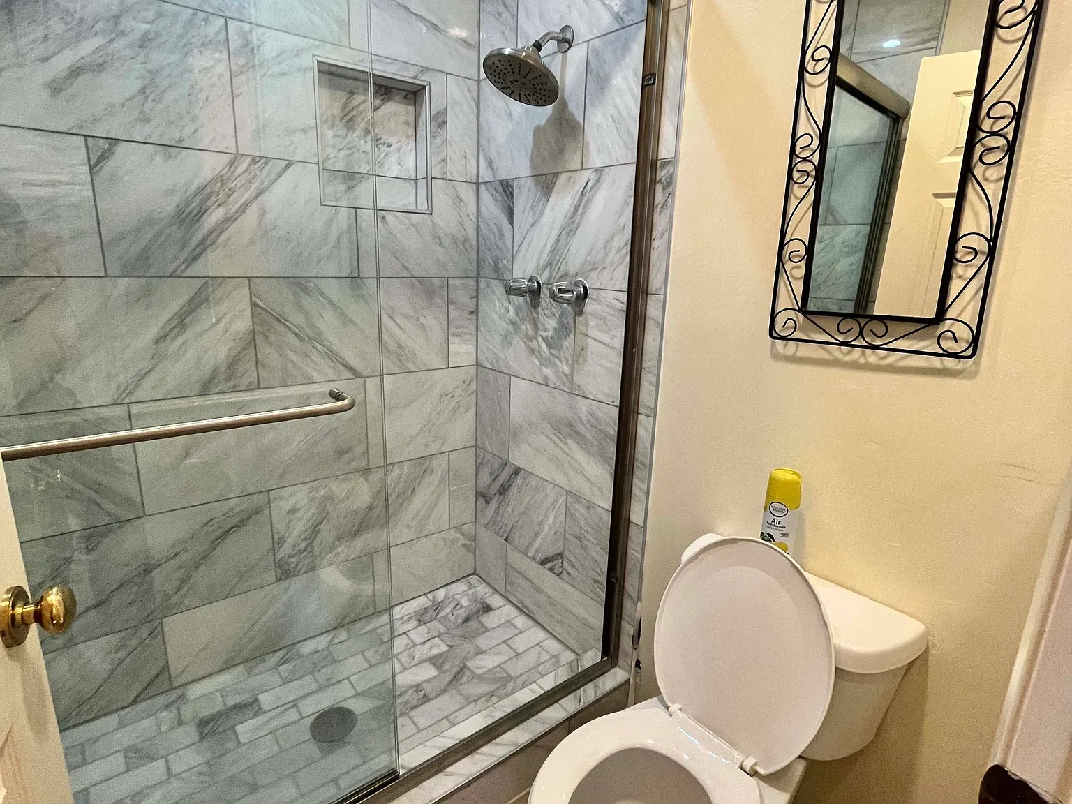 2 bed, 950 sqft, $3,825 — Photo 3