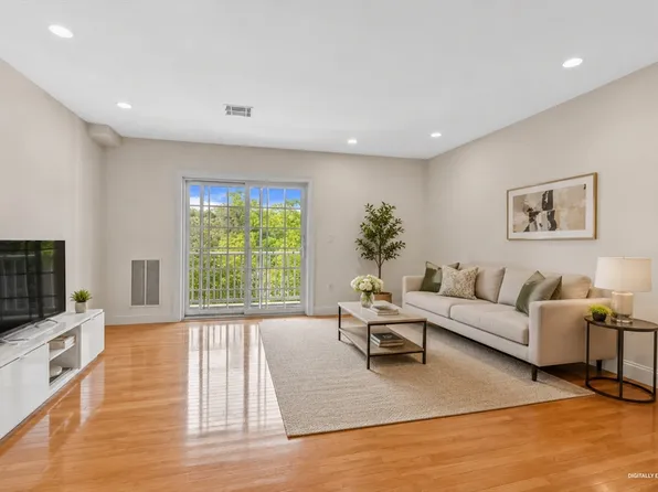 328 Copeland St APT 2D, Quincy, MA 02169