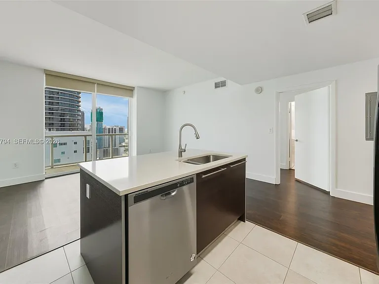 1900 N Bayshore Dr #3707 — Photo 2