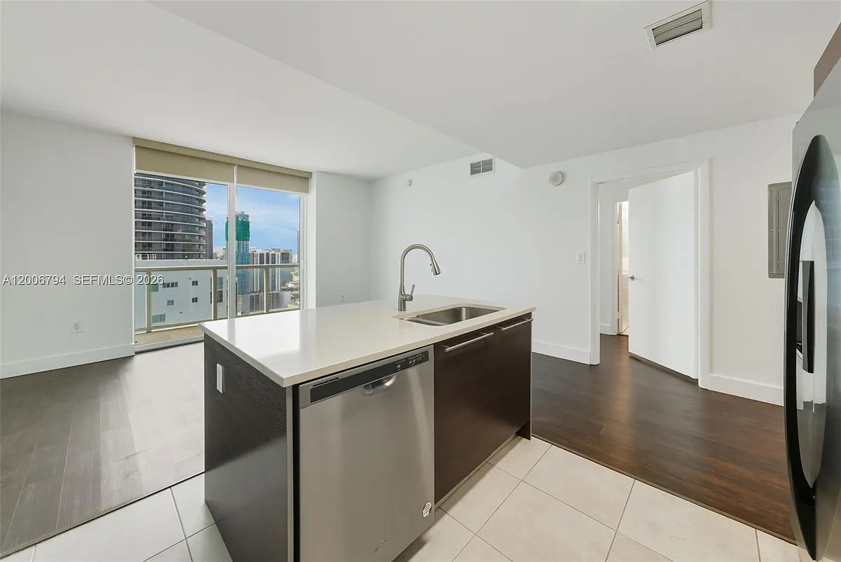 Photo 2 of 33 - 1900 N Bayshore Dr #3707 - Miami, FL Building Photo - 1900 N Bayshore Dr #3707