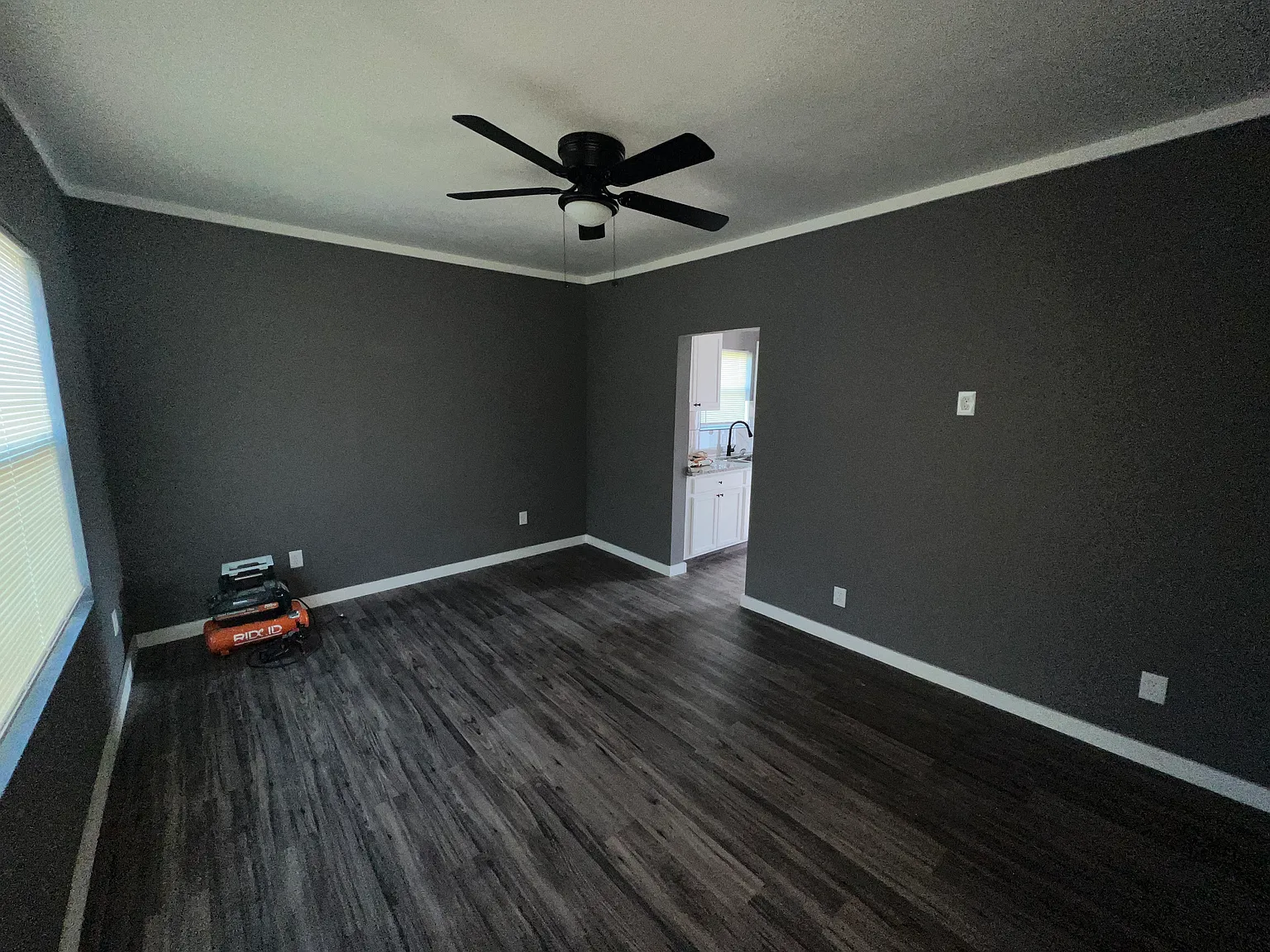 3 bed, 896 sqft, $1,900 — Photo 4