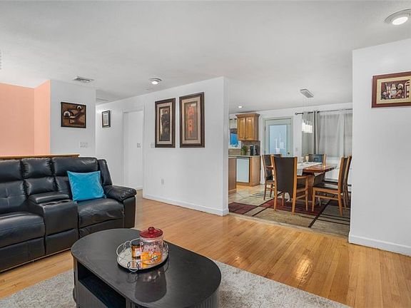 3rd image of 3 Vineland Ave