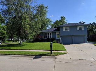 6407 Whitmore St, Omaha, NE 68152