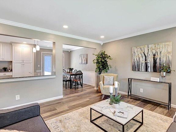 5th image of 628 N Valley Dr