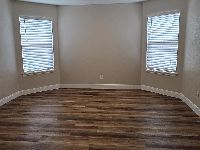 5202 Dauphin Dr — Photo 17