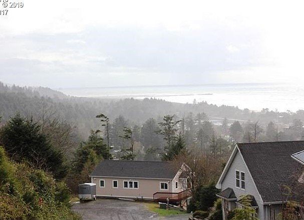 2nd image of Pacific View Dr