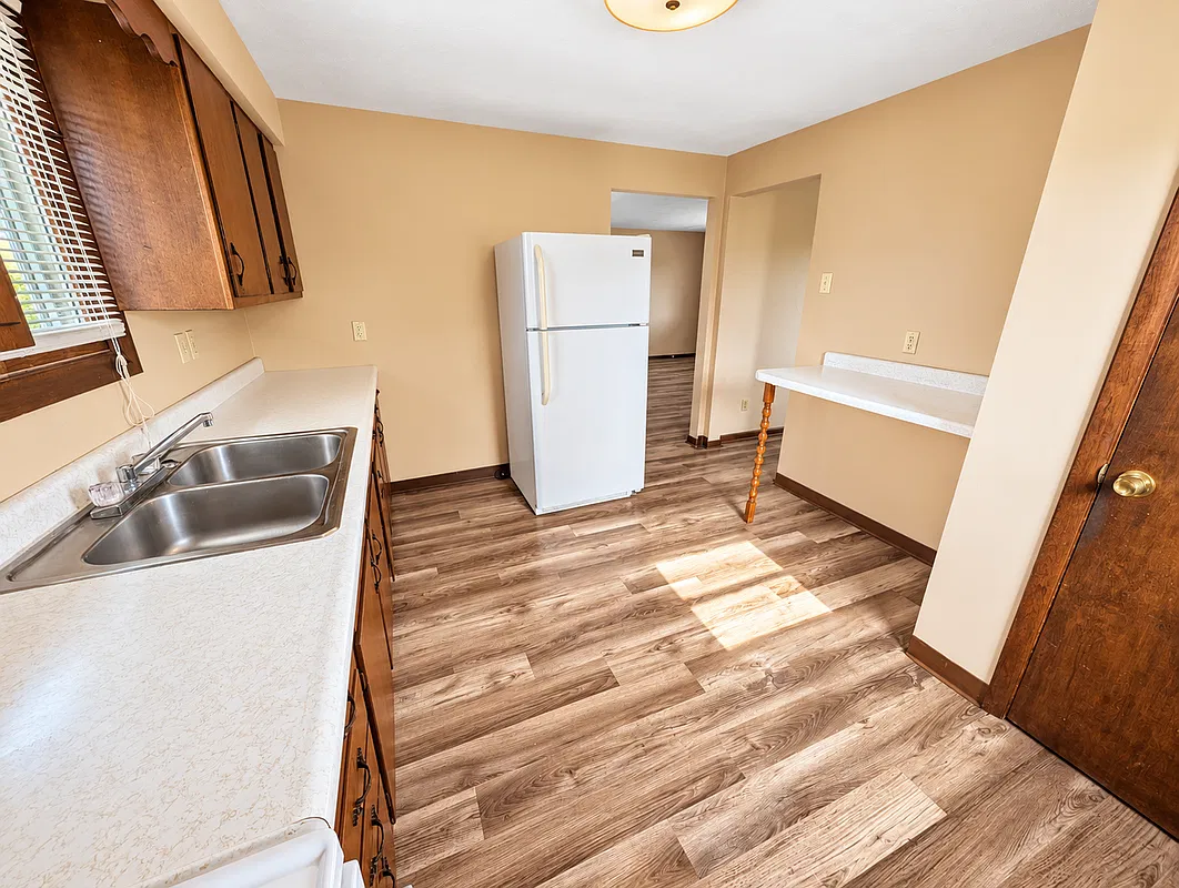 3 bed, 1.0 bath, 1500 sqft, $1,595 — Photo 2
