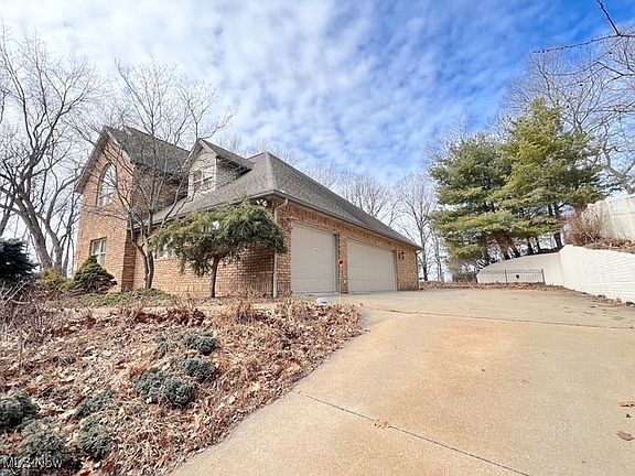 2nd image of 1062 Darrell Dr NE