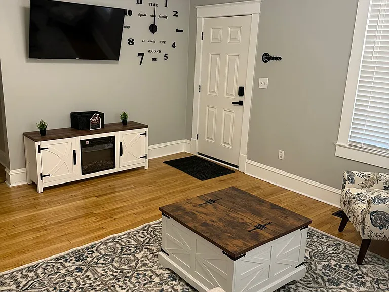 402 N Church St — Photo 32