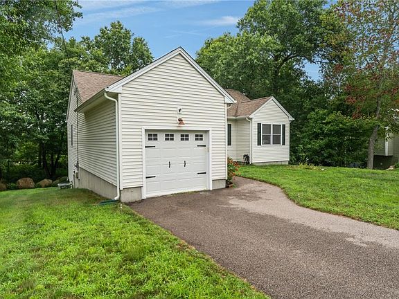 3rd image of 30 Fieldstone Way