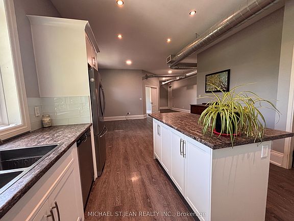 4th image of 71 Wilson St E